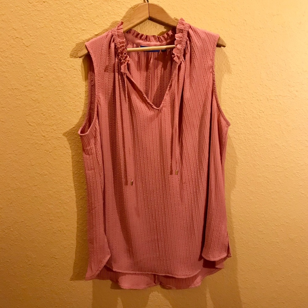 🛍 3FOR $15 🛍 Peach Sleeveless V-Neck Top Size L
